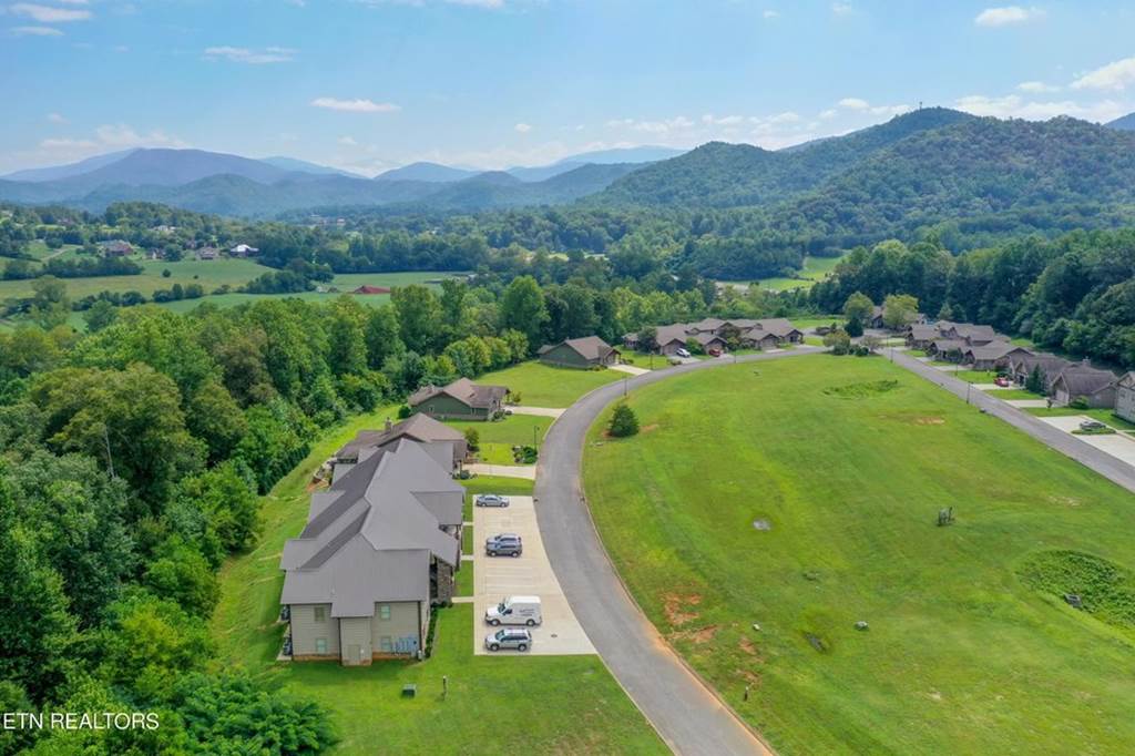 223 Bishops Cap Cir Unit 102, Townsend, TN 37882