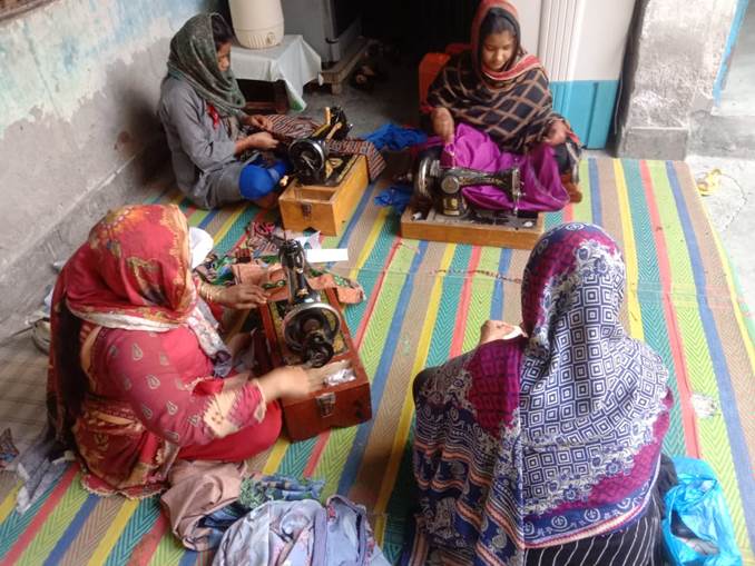 A group of women sitting on the floor

Description automatically generated with low confidence