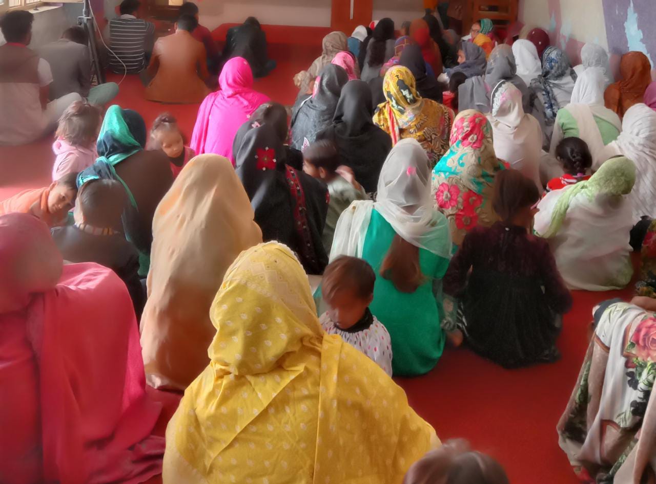 A group of people in a room

Description automatically generated with low confidence